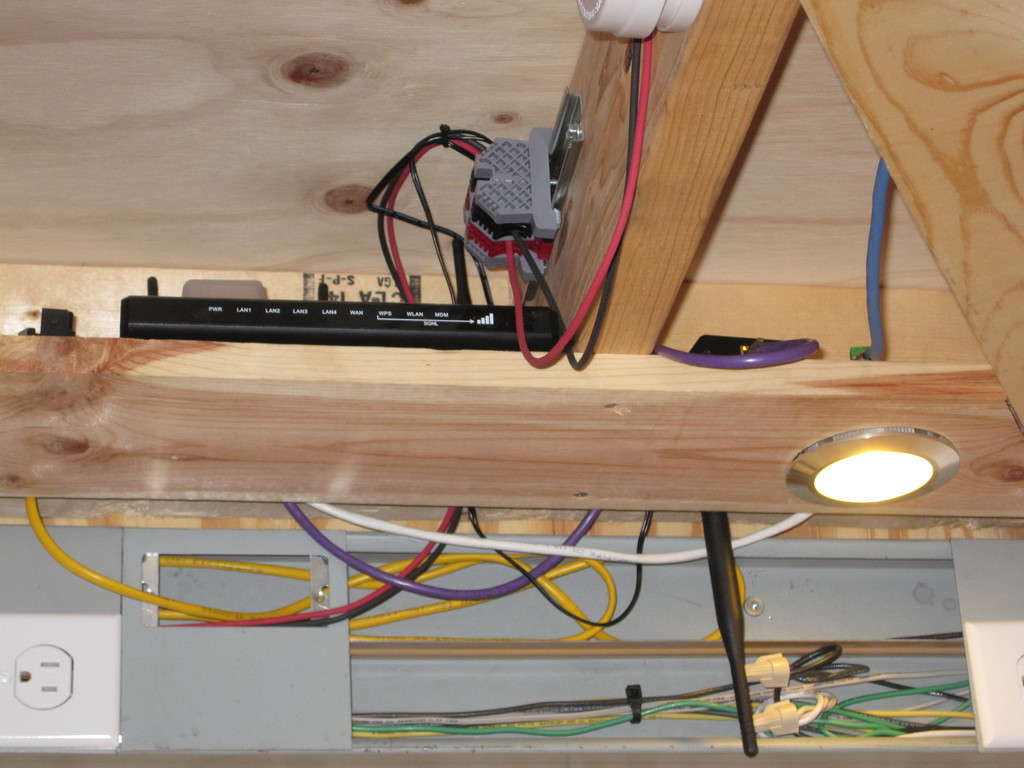 The ThermokSolar sends all measured parameters via a 2.4 GHz 802.15.4 (xbee) link to the box on the right. It receives the signal and converts it to Ethernet. Then the router on the left goes from Ethernet to the Internet via a Spring EVDO broadband wireless connection.