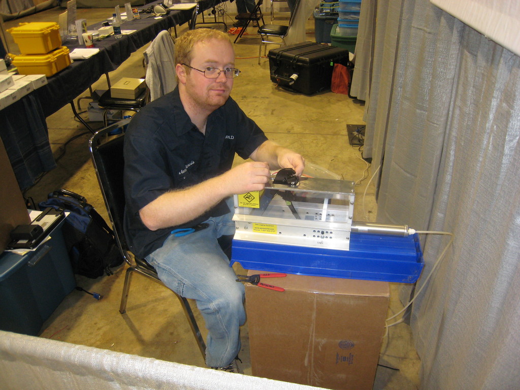 James Jarvis crimps Power Pole connectors on APO3s at the Dayton Hamvention. Note the cool pnuematic crimper.