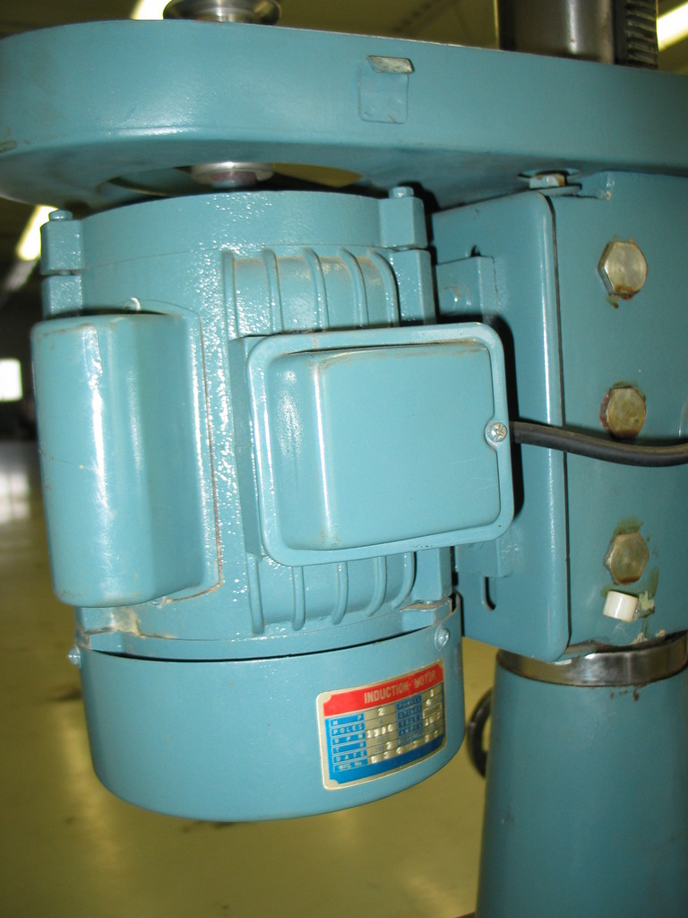 Do you have a motor like this that you would like to sell? See the next photo for details. The starting windings were damaged due to the centripetal starting switch not disengaging. The motor still works, but it isn't fond of starting.