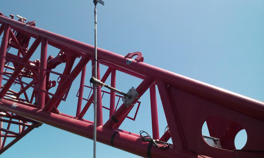 Pivoting wind vane